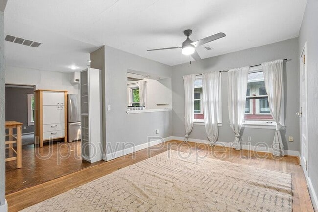 Building Photo - 2424 SE Yamhill St