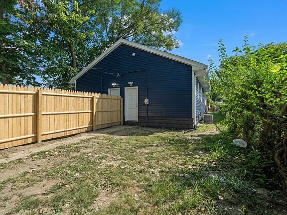 Building Photo - 572 Trowbridge St