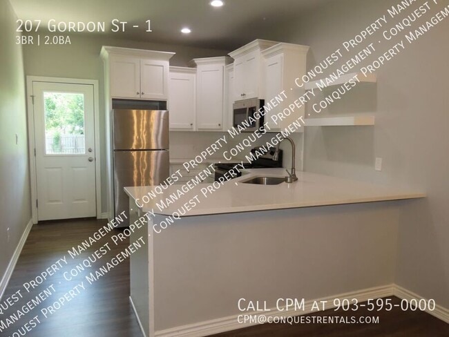 Building Photo - 207 Gordon St
