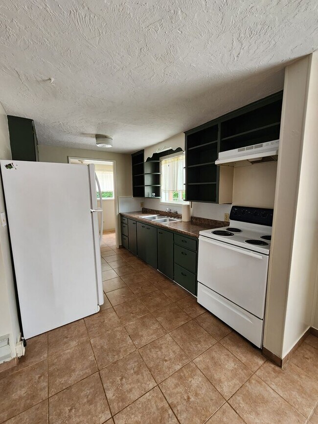 Building Photo - Upstairs Apartment Above Holly Market