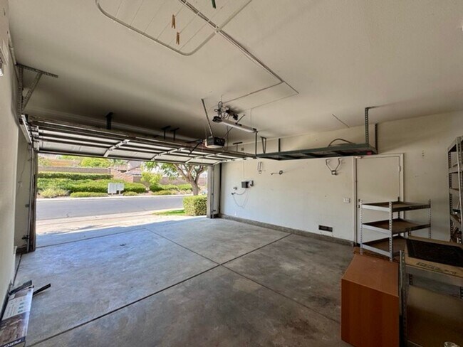 Building Photo - Beautiful Corona Pool Home with 4 bedroom ...