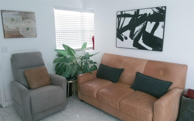 Building Photo - 307 Saxony Dr