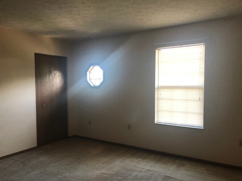 Building Photo - 604 Sunset Cir