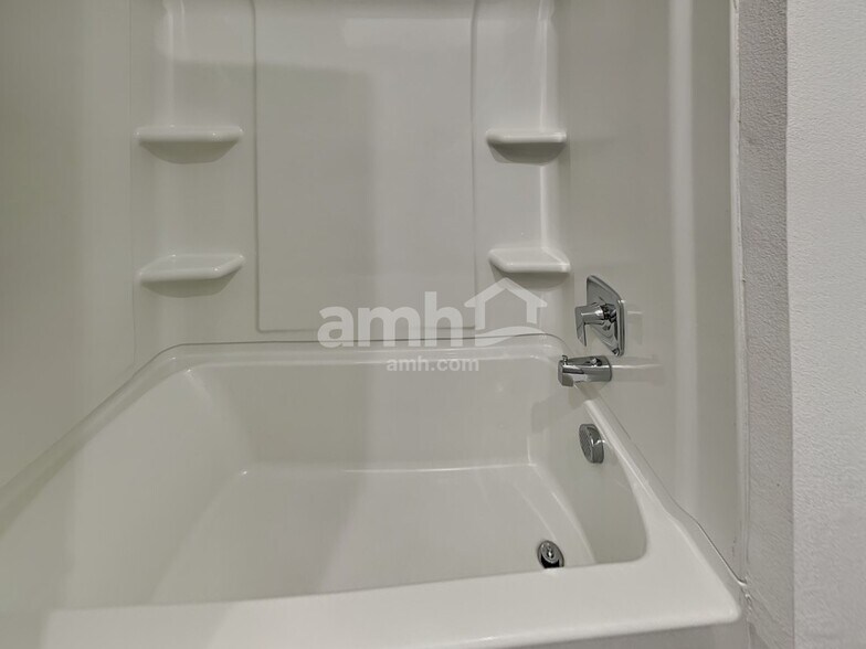 Building Photo - 6628 S 42nd Dr