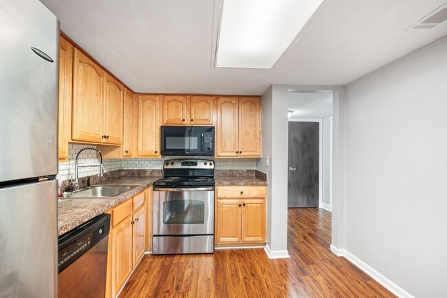 Building Photo - Affordable 3/2 in the Heart of Town And Co...