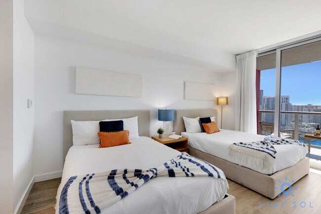 Building Photo - 2602 E Hallandale Beach Blvd