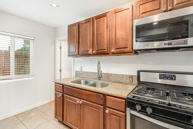 Building Photo - 14993 Yucca Ave