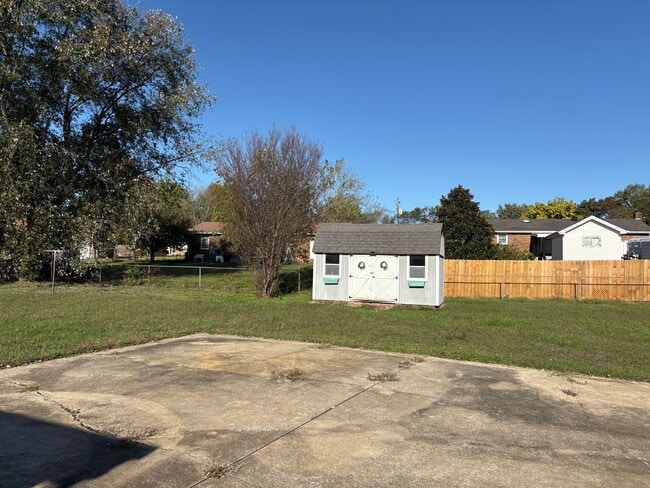 Building Photo - 3 Bedroom 1 1/2 Bathroom Home!