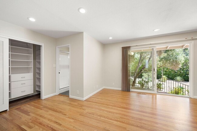 Building Photo - Spacious Menlo Park Retreat with 6 Bedroom...