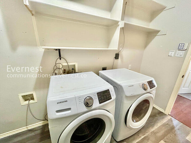 Building Photo - 5 Bed/3.5 Bath Home with Fenced Yard & Garage / Pet-Friendly / Vouchers Accepted