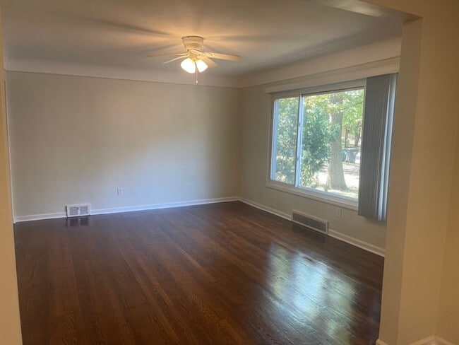 Building Photo - Spacious 4 Bed / 2 Bath Home with Large Ba...