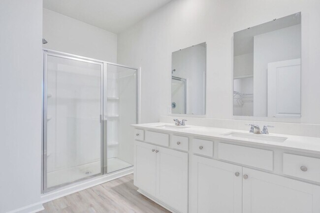 Building Photo - 4 BEDROOMS & FENCED YARD!