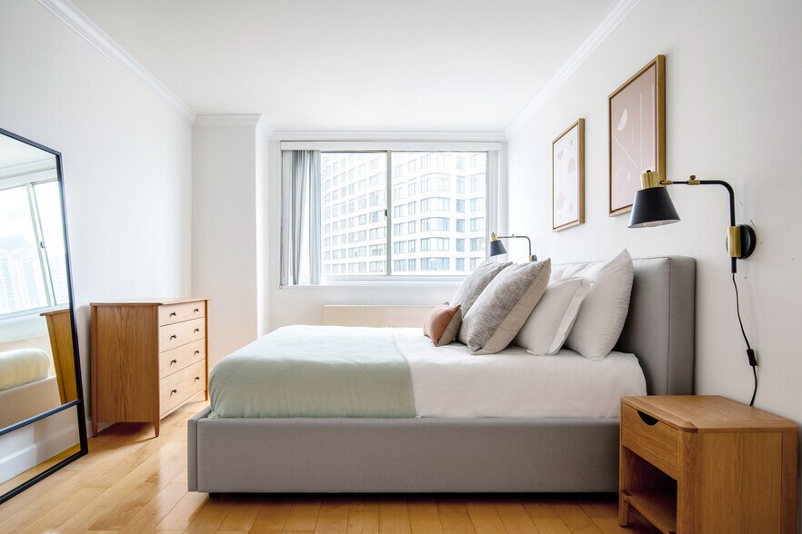 Building Photo - 200 E 72nd St