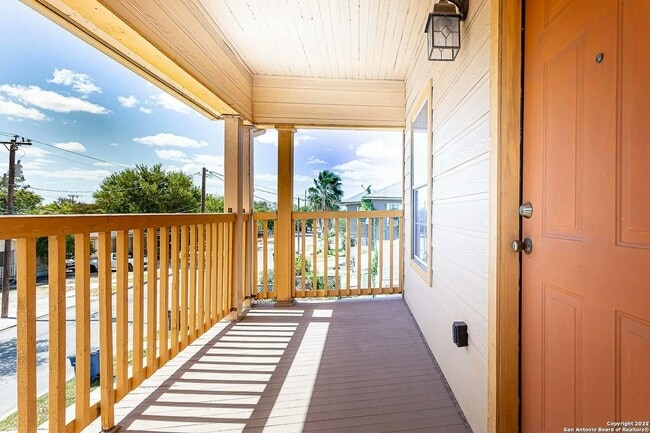 Building Photo - 611 W Ridgewood Ct