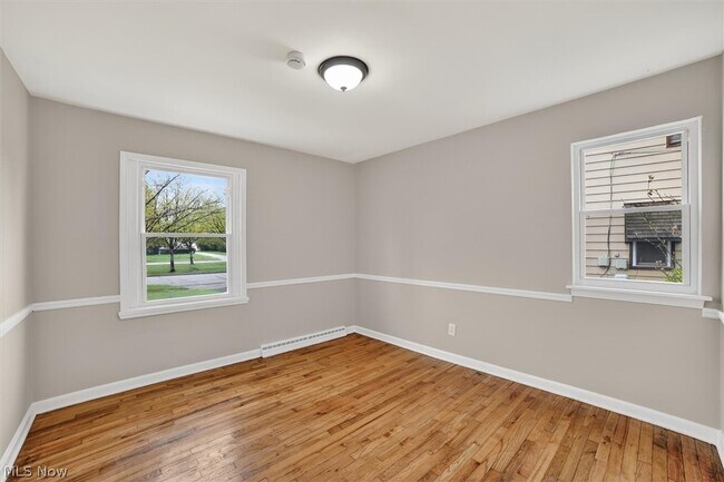 Building Photo - 681 E 258th St