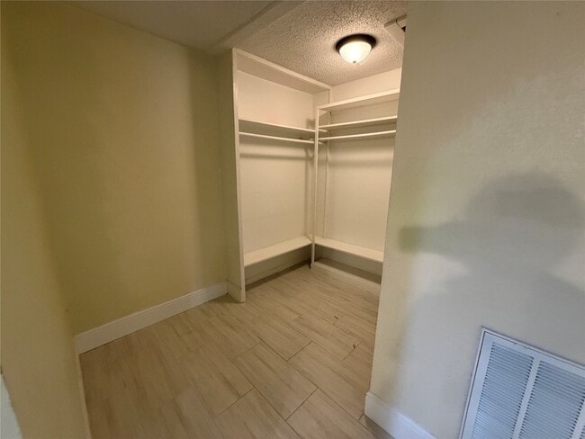 Building Photo - 2501 Maple St