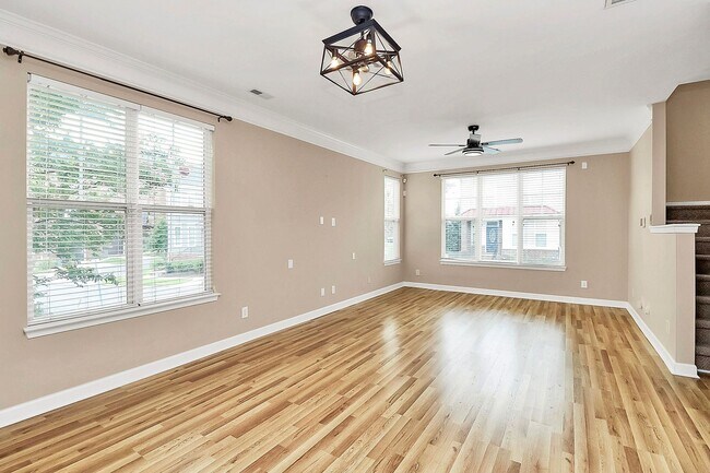 Building Photo - Beautiful End-Unit Townhome on a Prime Location!