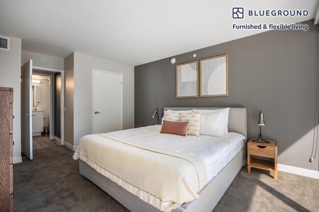 Building Photo - 225 S Olive St