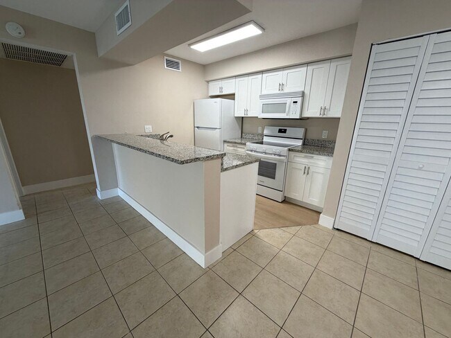 Building Photo - 5317 Summerlin Rd
