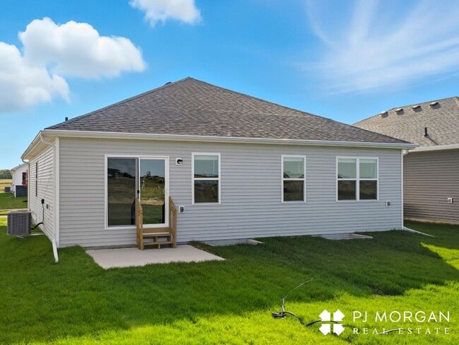 Building Photo - Spacious, Stylish, and Ready for You!