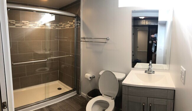 Building Photo - 924 E Windemere Ave