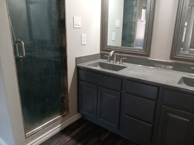 Building Photo - Charming 3-bedroom, 1-bathroom home! Showi...