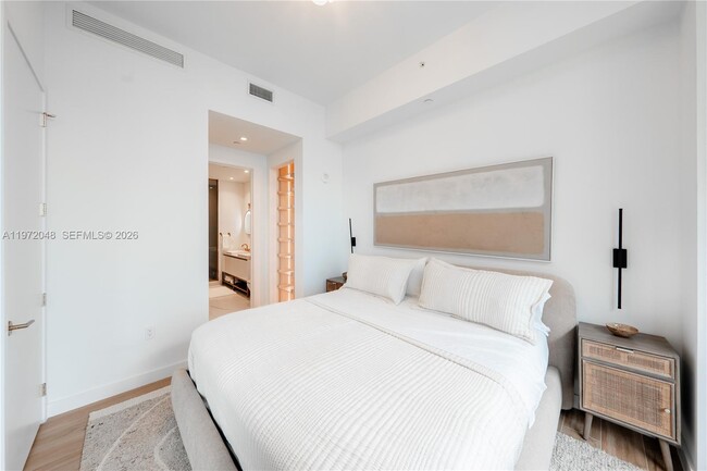 Building Photo - 2655 S Bayshore Dr