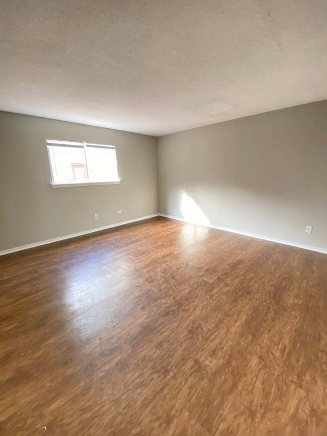 Building Photo - 2 Bedroom 1.5 Bath Apt at the Monterey Square Apts NW OKC