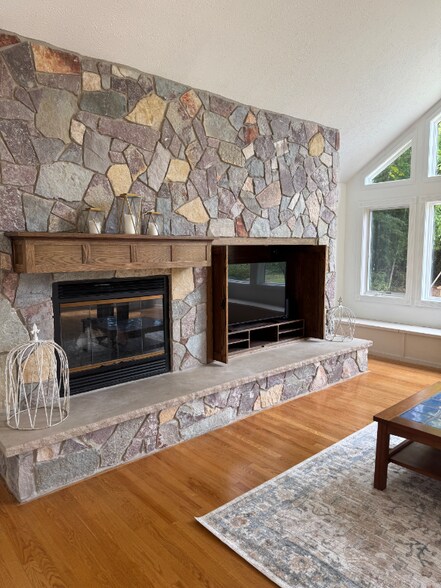 Building Photo - 7878 Outer Dr S