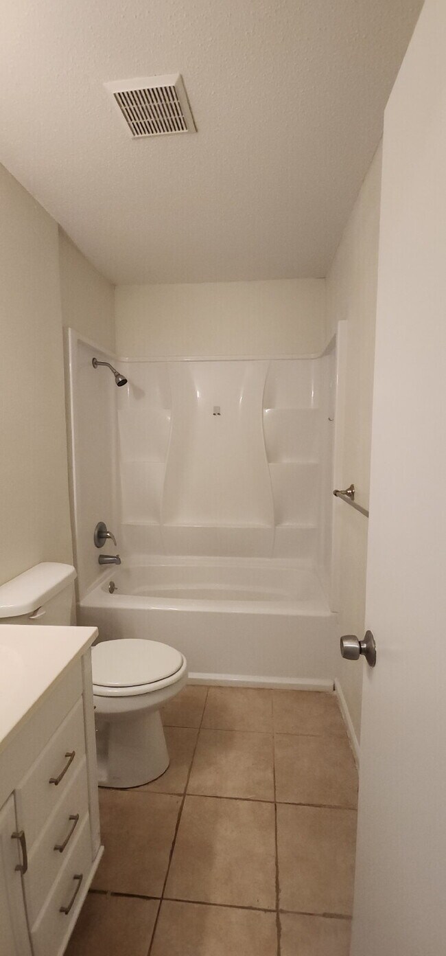 Building Photo - Now Leasing Charming 2 bedroom Townhome with garage & fenced backyard.  – 9110 White Settlement R...