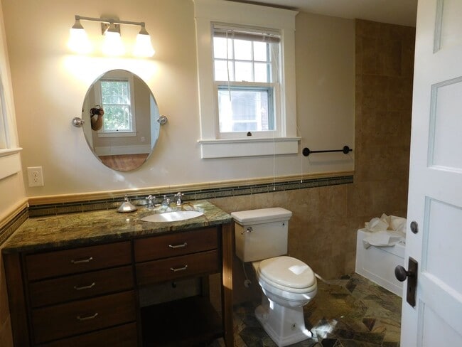 Building Photo - 605 Johnson St