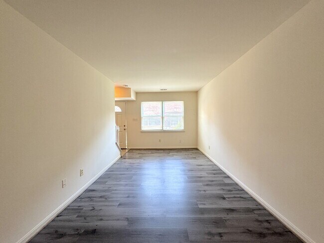Building Photo - Charming & Spacious Two Bedroom One bathroom Unit
