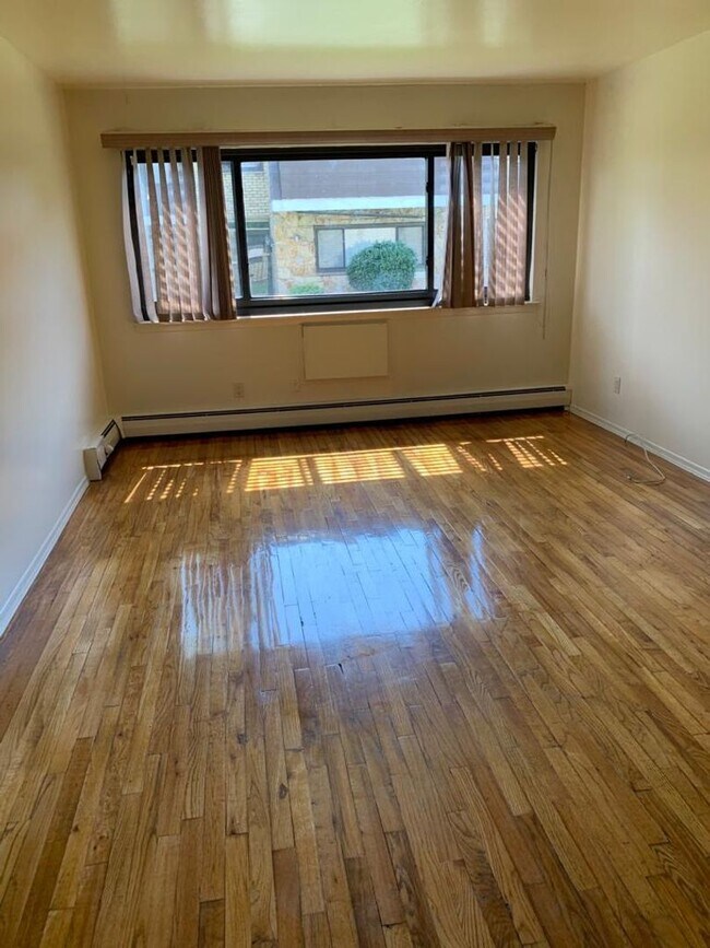 Interior Photo - Hampshire Court Apartments