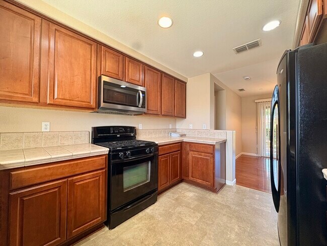 Building Photo - Beautiful Well Kept 2 Bedroom, 2 Bathroom in Roseville!