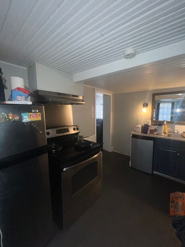 Building Photo - 6 BR Home on Broadway with Pool, Available for Next School Year!