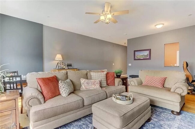 Building Photo - 1 bedroom 1 bathroom Downtown Living Spacious Condo in the heart of Greensboro