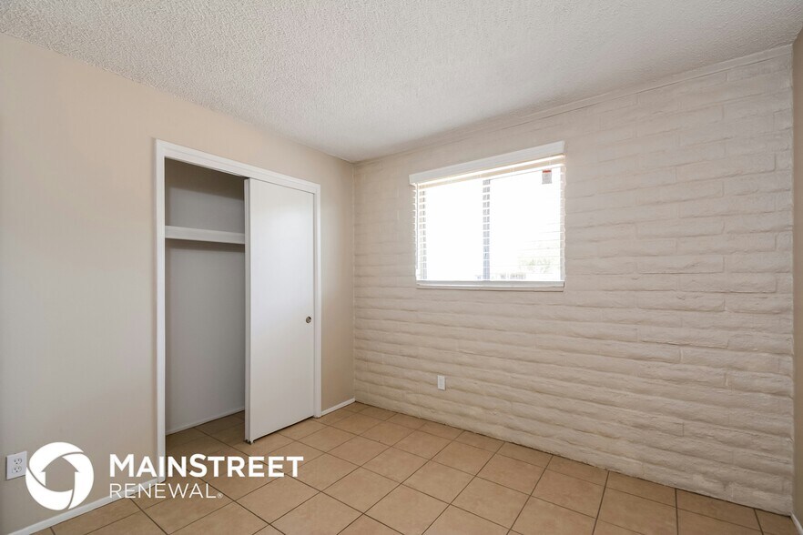 Building Photo - 1808 W Riverview St