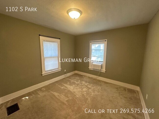 Building Photo - 1102 S Park-