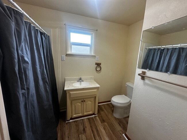 Building Photo - 2 Bedroom 1 bath House