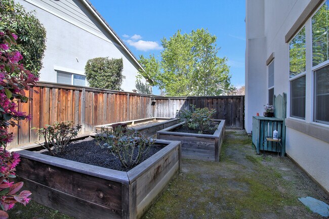 Building Photo - Beautiful 5BD/5BA Livermore Home with Huge Bonus Room and Full Downstairs Bedroom Suite!