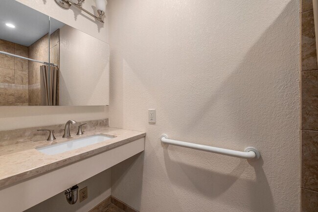 Building Photo - 3 Bedroom 2.5 Bathroom SFH in Los Altos!