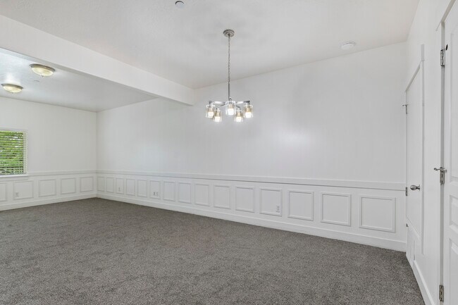 Building Photo - 389 S State St