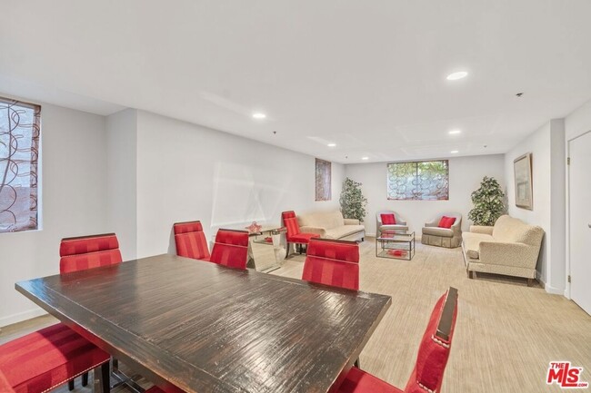 Building Photo - 410 S Barrington Ave