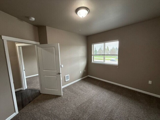 Building Photo - 4261 Hawthorne Ave NE