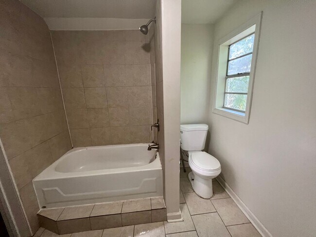 Building Photo - 503 Southdown Pl
