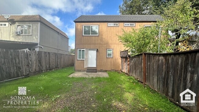 Building Photo - Charming 2BD/1.5BA Duplex