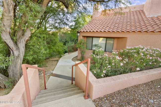 Building Photo - 5051 N Sabino Canyon Rd