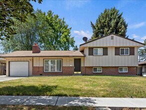 Building Photo - Murray beautiful 4 bed 2.5 bath family home
