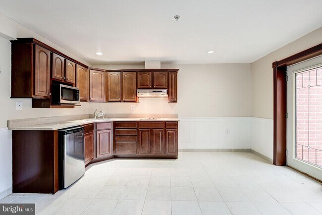 Building Photo - 151 Brynwood St