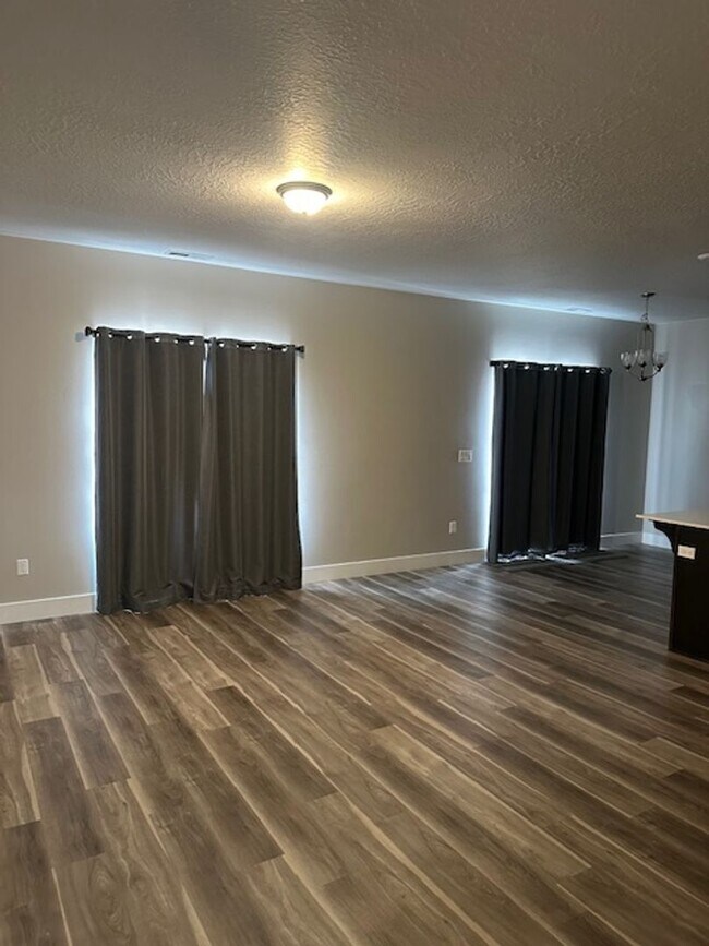 Building Photo - Amazing 3 bed, 2.5 bath with 2 car garage townhome!